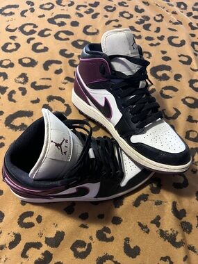 Nike Air Jordan 1 Mid White Black Purple Accent Sneakers size Woman’s 8